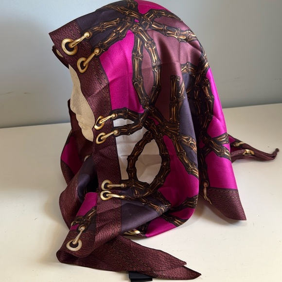 GUCCI SILK BANDANNA SCARF 🧣 MADE IN ITALY TRIANGULAR WITH HORSBIT BUCKLE - Picture 12 of 16
